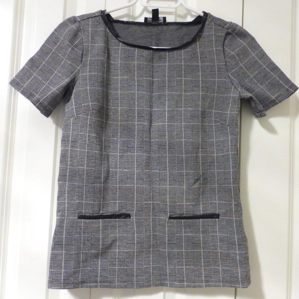 LE CHATEAU black and white checked houndstooth pattern short sleeve top